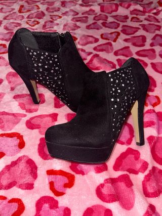 Botines negros con pedrería