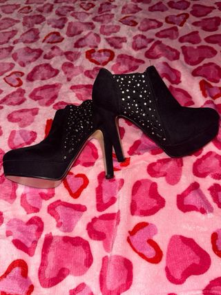 Botines negros con pedrería