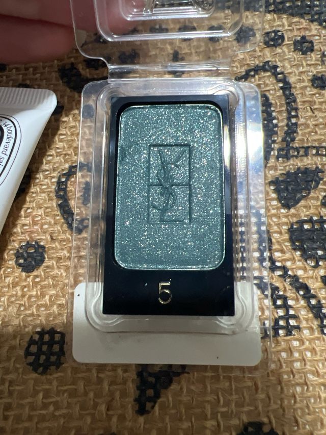 Sombra YSL + bálsamo Diptyque