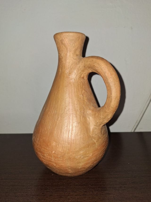 Jarrón con asa de cerámica antiguo y artesanal