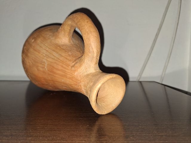 Jarrón con asa de cerámica antiguo y artesanal