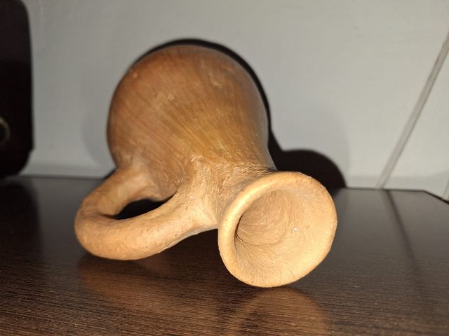 Jarrón con asa de cerámica antiguo y artesanal