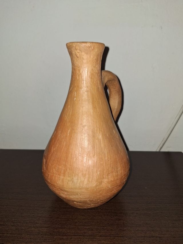 Jarrón con asa de cerámica antiguo y artesanal