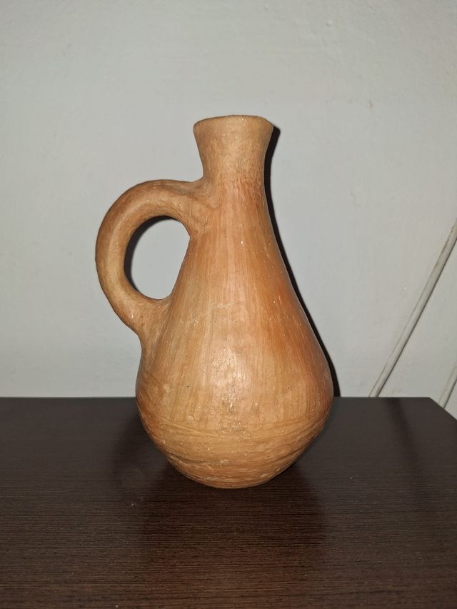 Jarrón con asa de cerámica antiguo y artesanal