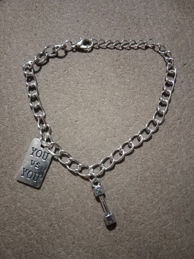 Pulsera plateada.