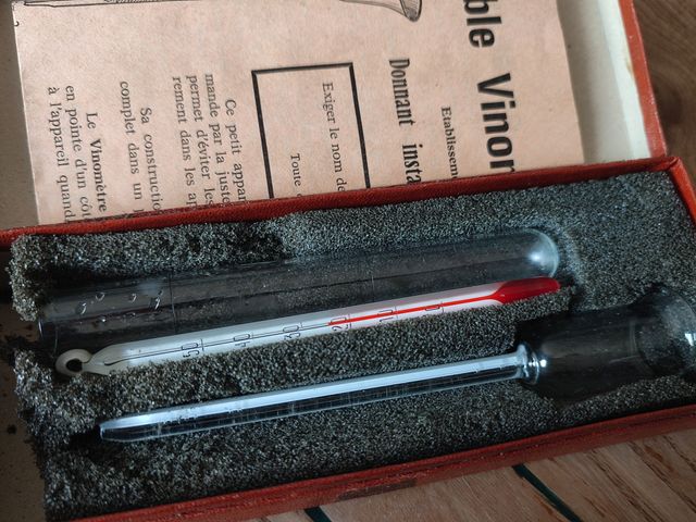 Vinómetro antiguo de vidrio Bernardot