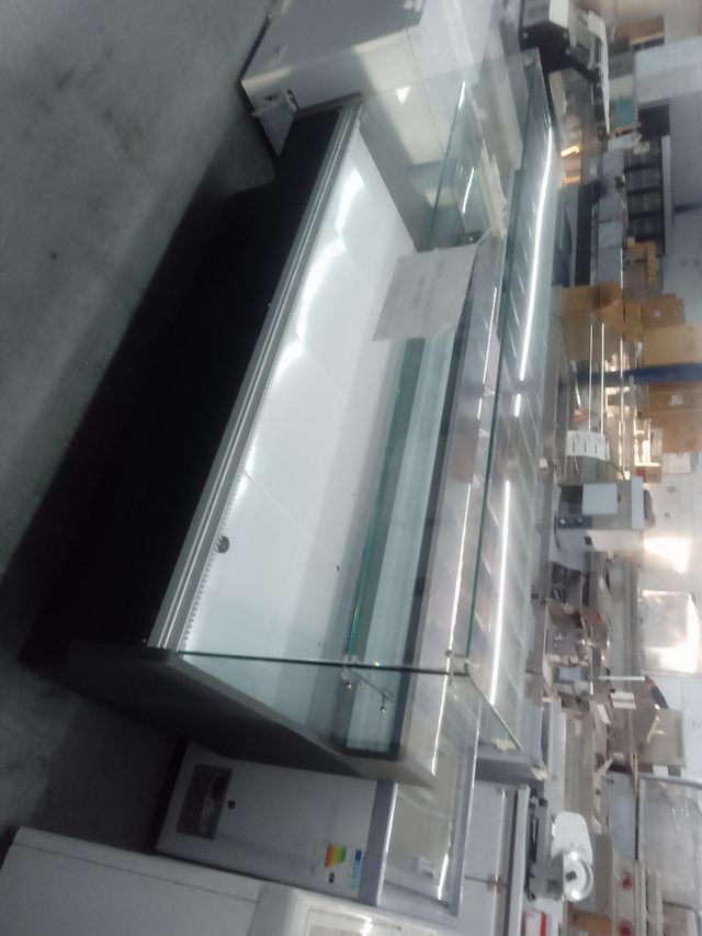 Vitrina charcutera refrigerada.