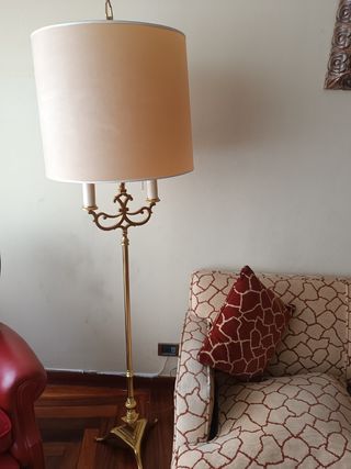 Lampara de pie dorada con pantalla beige