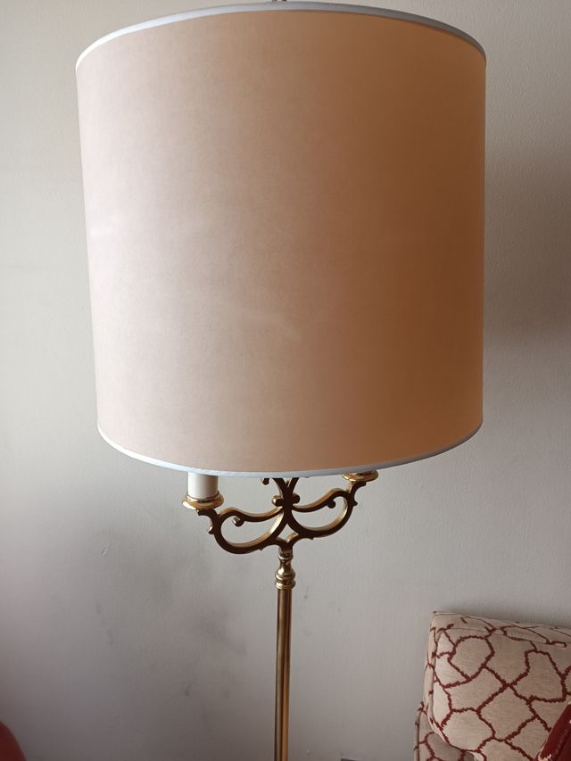Lampara de pie dorada con pantalla beige