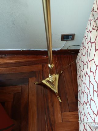 Lampara de pie dorada con pantalla beige