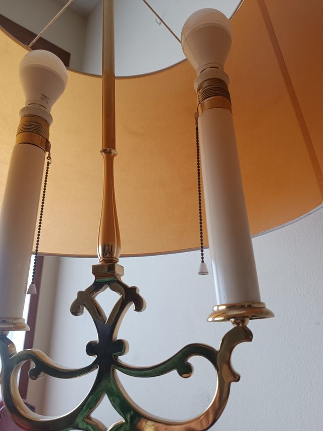 Lampara de pie dorada con pantalla beige
