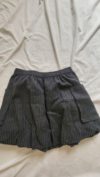 Falda rayada gris oscuro