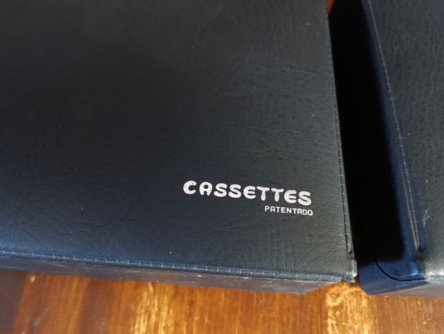 2 custodie per radiocassette vintage