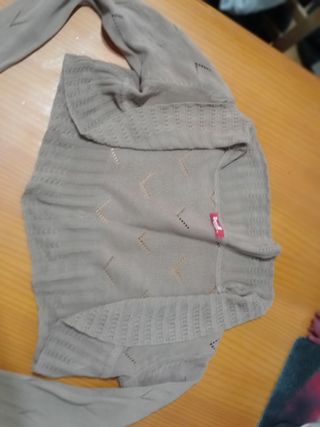 Torera beige de punto.
