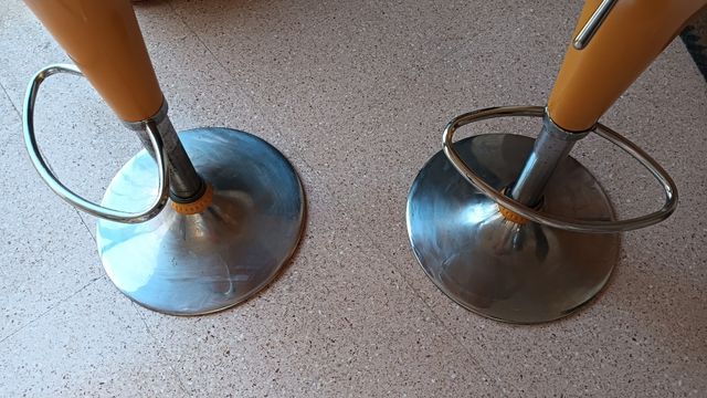 2 Taburetes amarillos giratorios