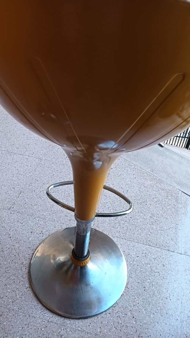 2 Taburetes amarillos giratorios