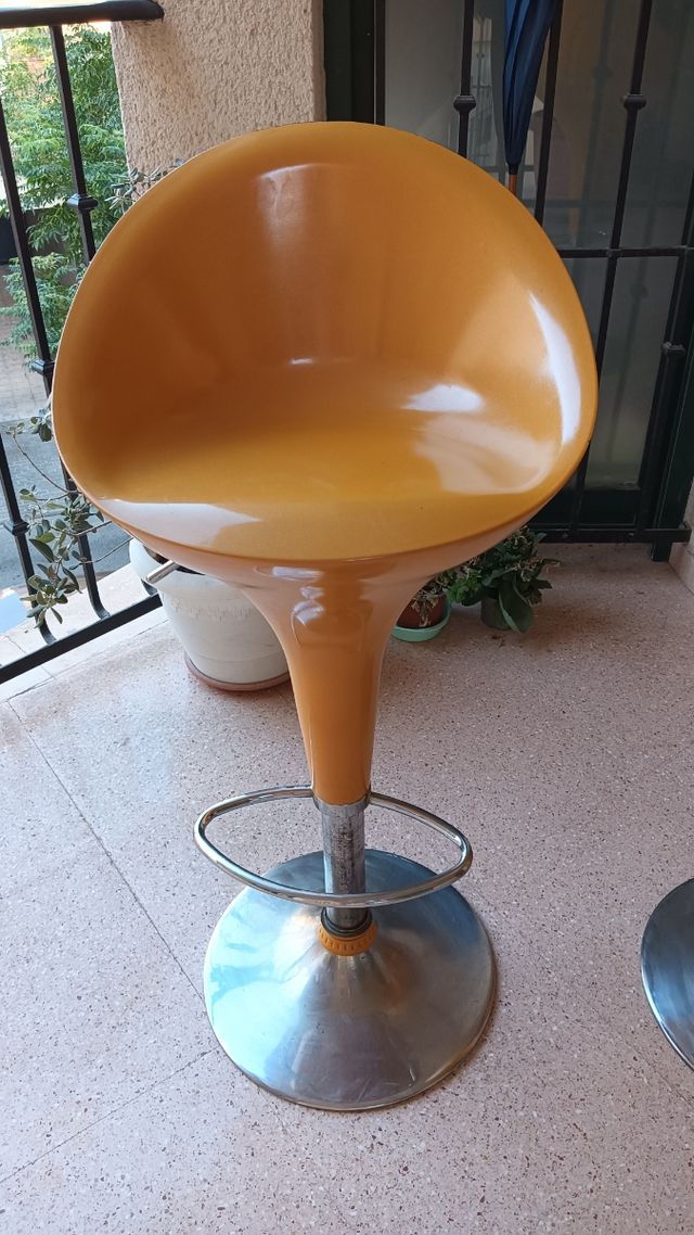 2 Taburetes amarillos giratorios