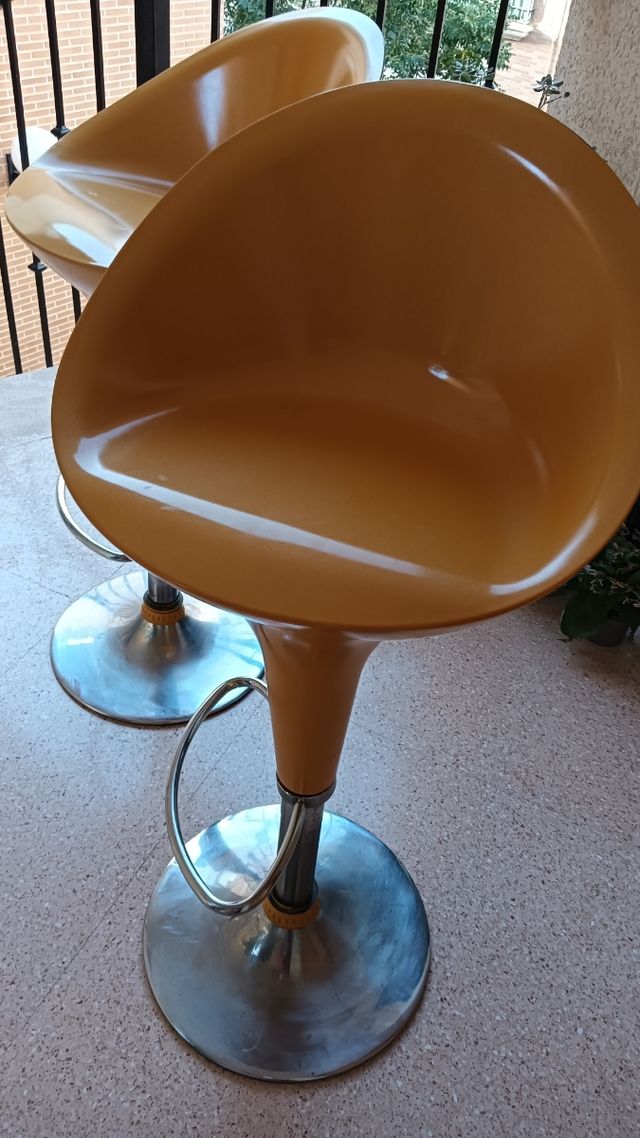 2 Taburetes amarillos giratorios