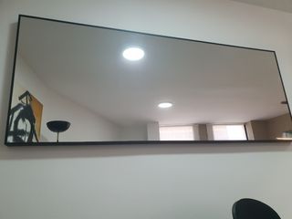 Espejo rectangular negro grande.
