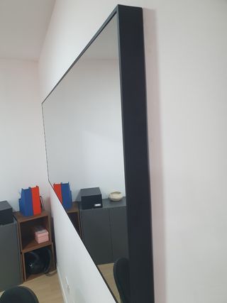 Espejo rectangular negro grande.