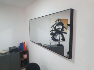 Espejo rectangular negro grande.