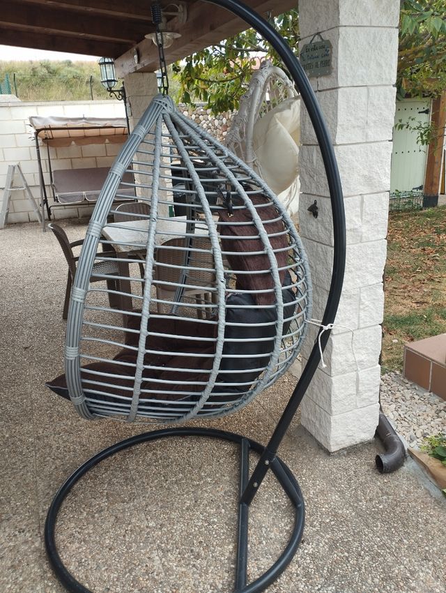 Silla colgante ratán - Cojines marrón.