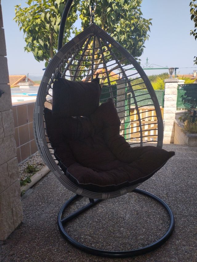 Silla colgante ratán - Cojines marrón.