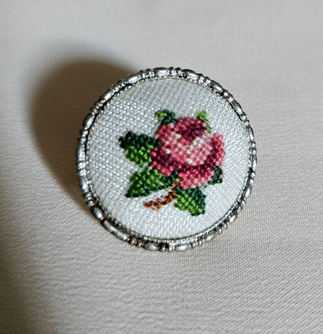 Spilla ricamo rosa vintage