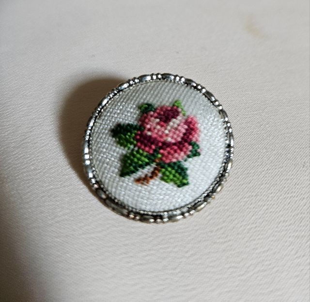 Spilla ricamo rosa vintage