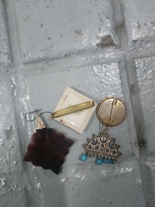 Joyas antiguas: pendientes y broche