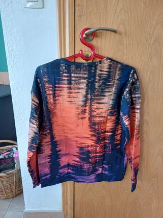 Mochila naranja multicolor con sudadera igual