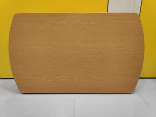 Mesa de cocina, 2 sillas y 2 taburetes. 
