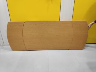 Mesa de cocina, 2 sillas y 2 taburetes. 
