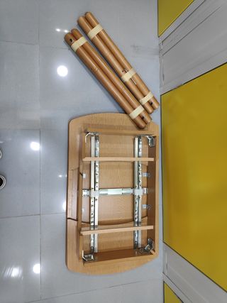 Mesa de cocina, 2 sillas y 2 taburetes. 
