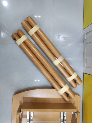 Mesa de cocina, 2 sillas y 2 taburetes. 
