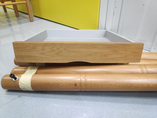 Mesa de cocina, 2 sillas y 2 taburetes. 
