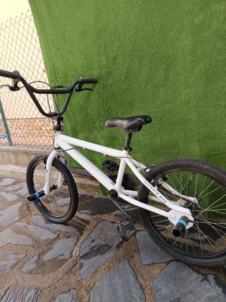 Bicicleta BMX blanca - Poco uso excelente estado .