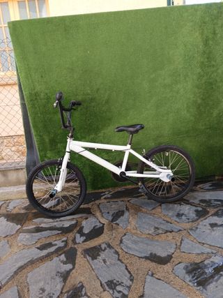 Bicicleta BMX blanca - Poco uso excelente estado .