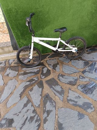 Bicicleta BMX blanca - Poco uso excelente estado .