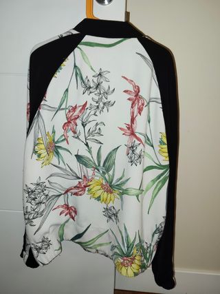 Chaqueta bomber Zara Basic flores