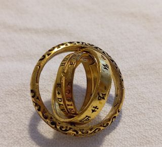 Anillo cosmos giratorio dorado
5,9 cm de diámetro 