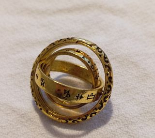 Anillo cosmos giratorio dorado
5,9 cm de diámetro 