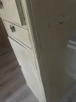 Mueble antiguo restaurado. Fonfo verde- beige