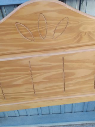 Dos cabeceros de cama de madera de pino