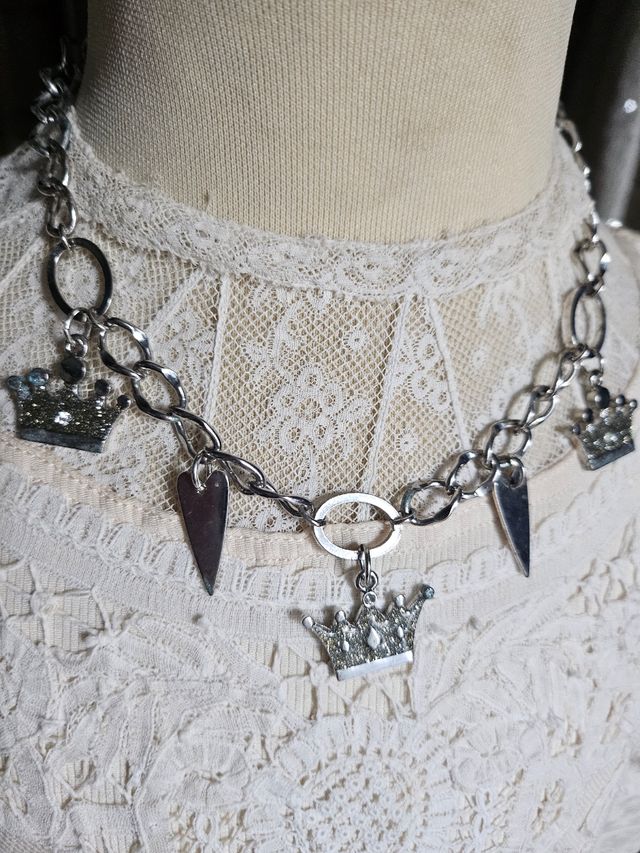 Collana girocollo con ciondoli a forma di cuore e