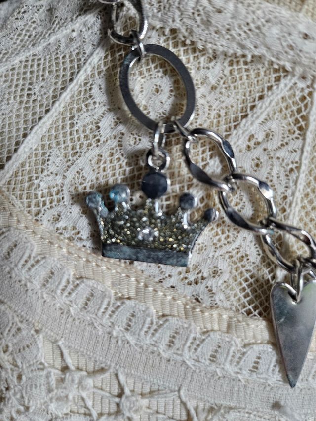 Collana girocollo con ciondoli a forma di cuore e