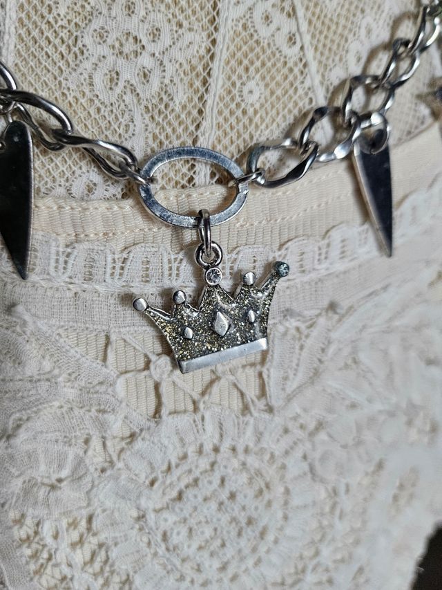 Collana girocollo con ciondoli a forma di cuore e