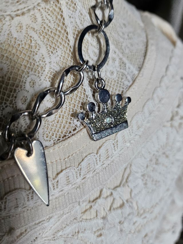 Collana girocollo con ciondoli a forma di cuore e