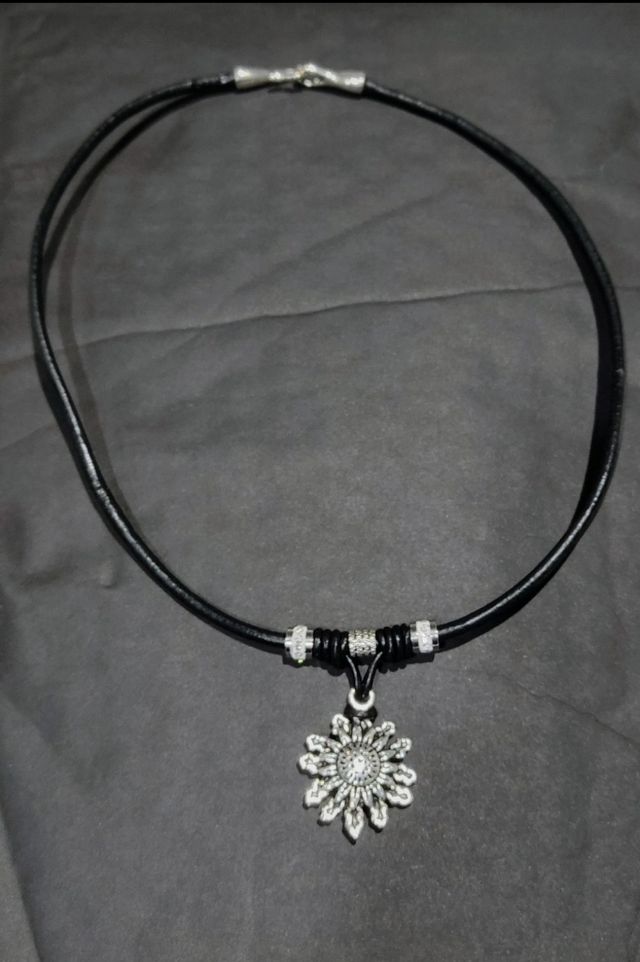 Colgante eguzkilore plata-negro