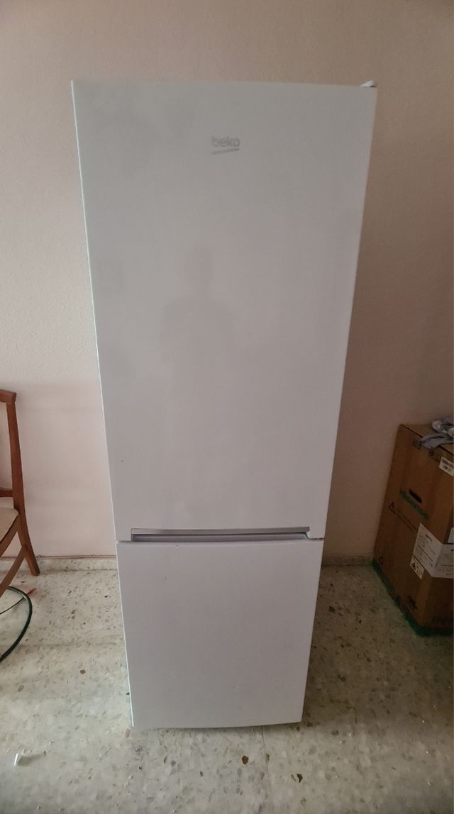 Combi nevera Beko..aun  1 año garantía comercial